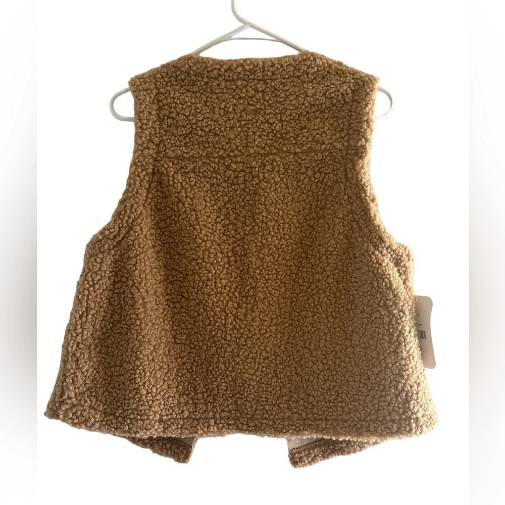 NWT taupe vest with side pockets and front full closures, Size Medium - Picture 3 of 3